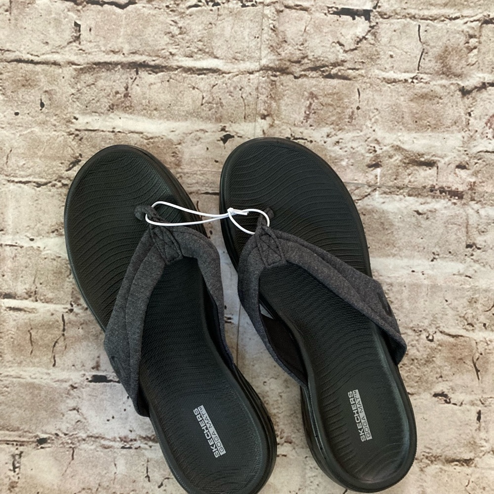 NWOT sketchers, athletic flip-flop sandals, dark gray/bla…